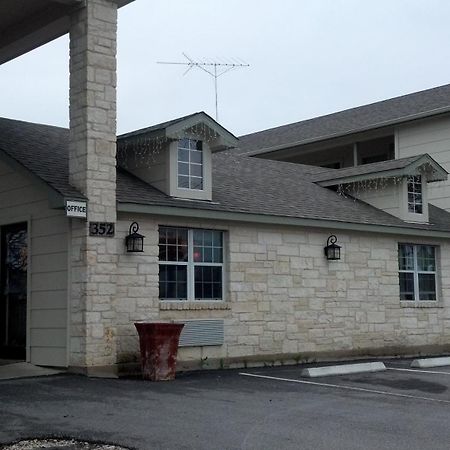 Cedar Creek Inn Bertram ภายนอก รูปภาพ