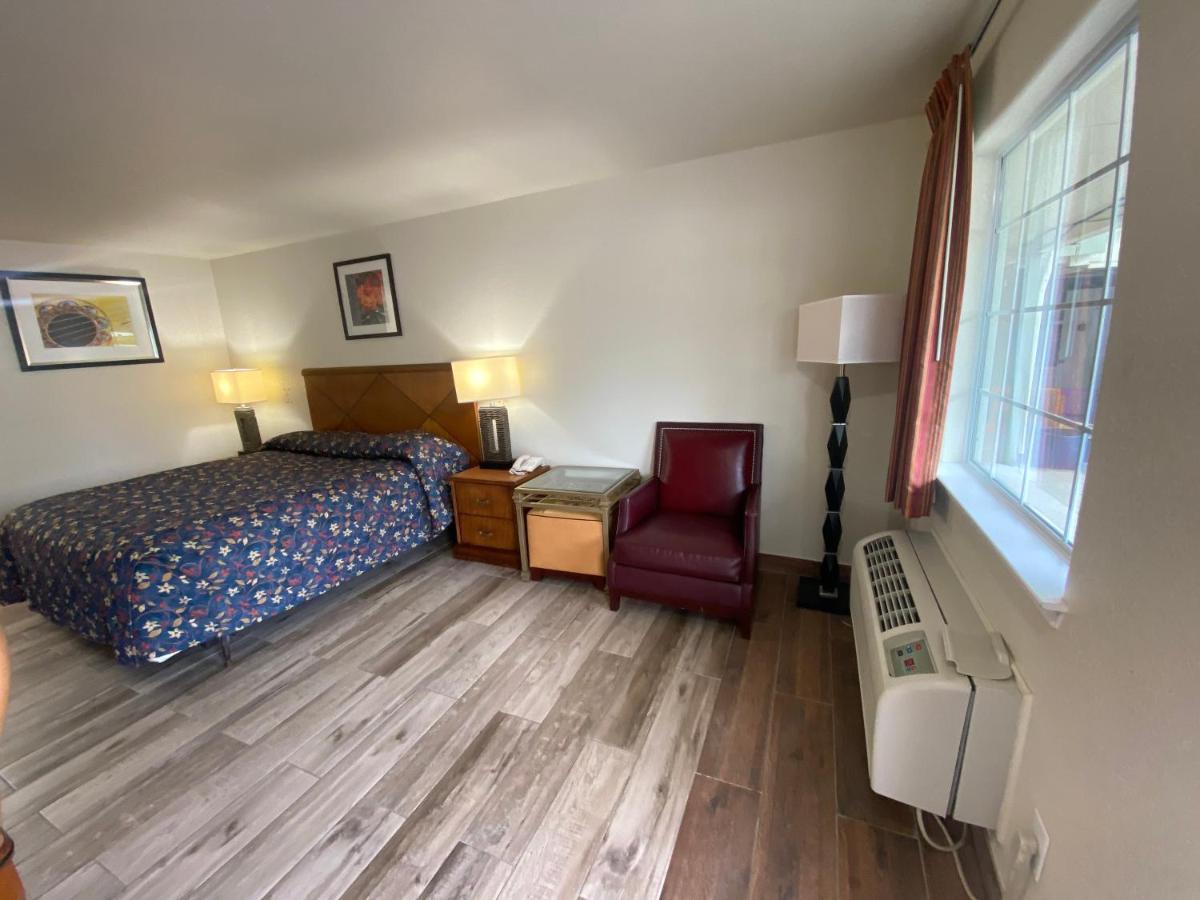 Cedar Creek Inn Bertram ภายนอก รูปภาพ