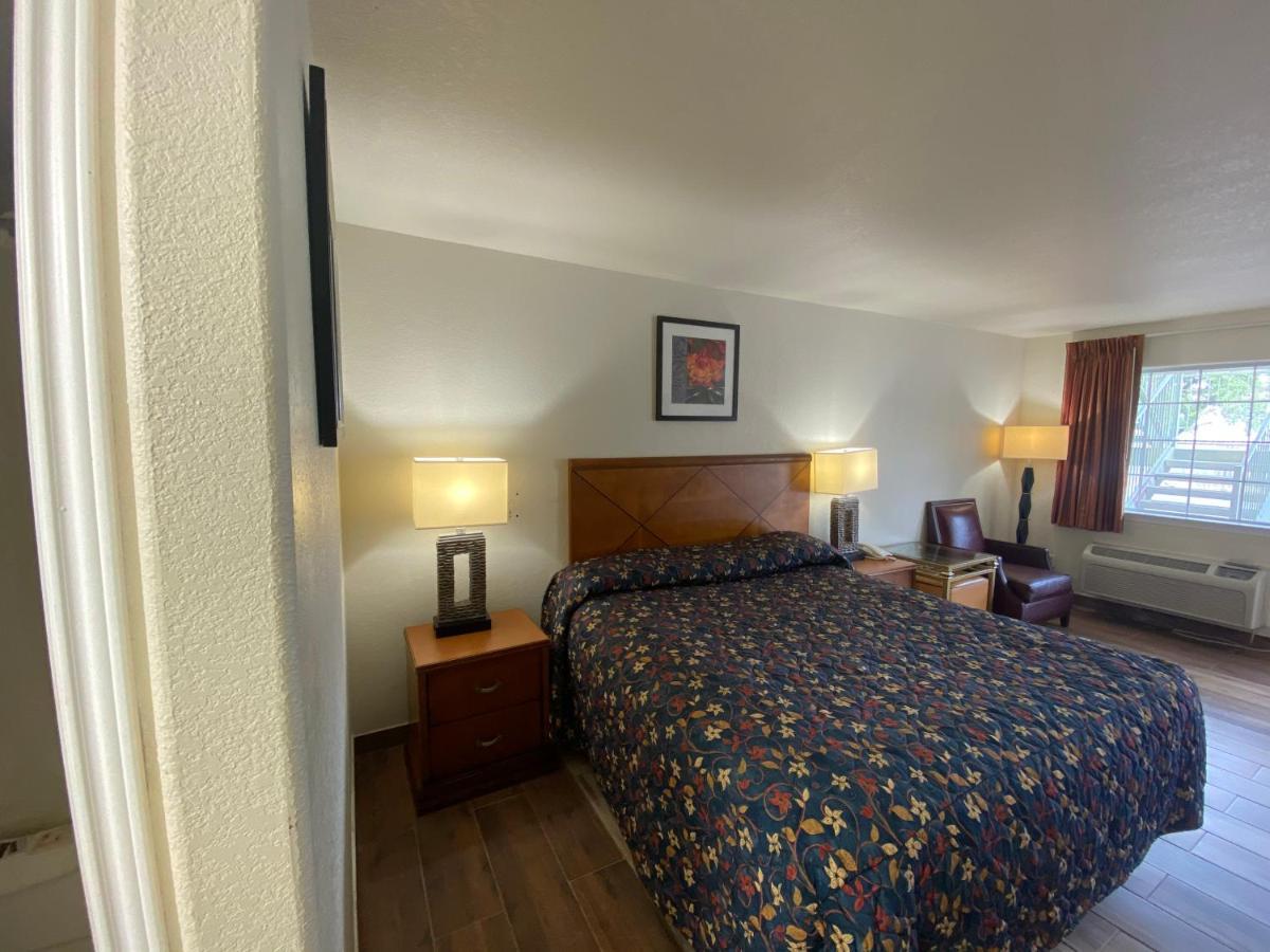 Cedar Creek Inn Bertram ภายนอก รูปภาพ