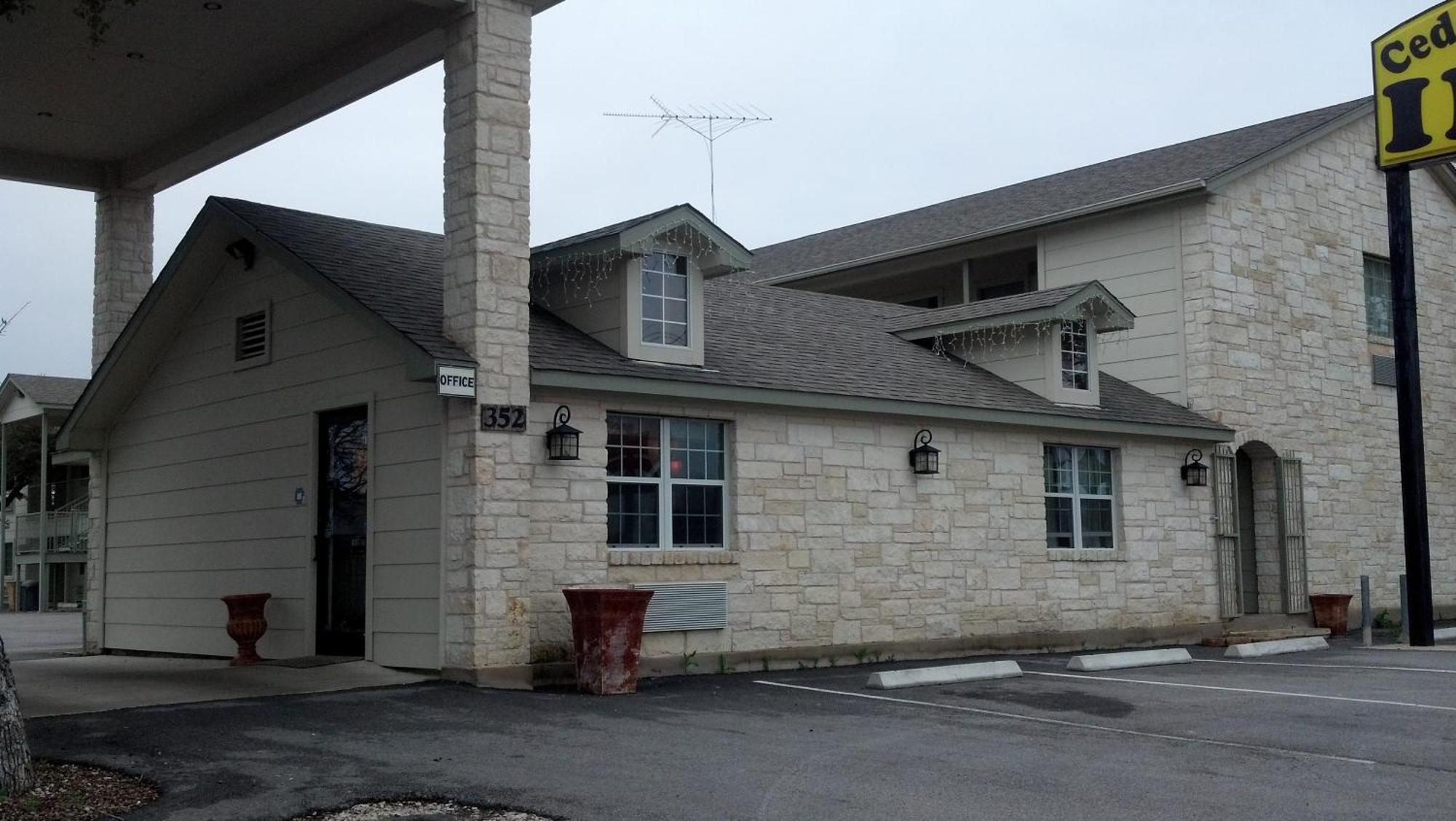 Cedar Creek Inn Bertram ภายนอก รูปภาพ