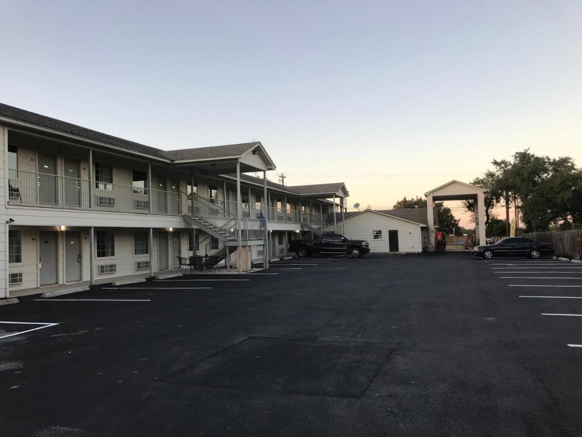 Cedar Creek Inn Bertram ภายนอก รูปภาพ