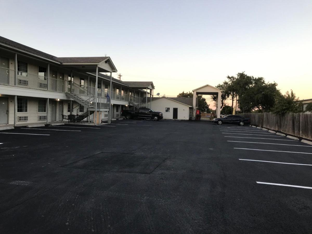 Cedar Creek Inn Bertram ภายนอก รูปภาพ