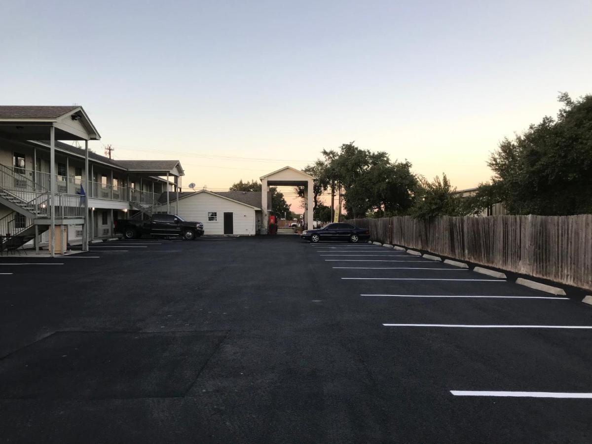 Cedar Creek Inn Bertram ภายนอก รูปภาพ